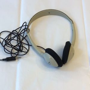 ⭐️10/10.00California CA-2 kids headphones, no instructions , clean